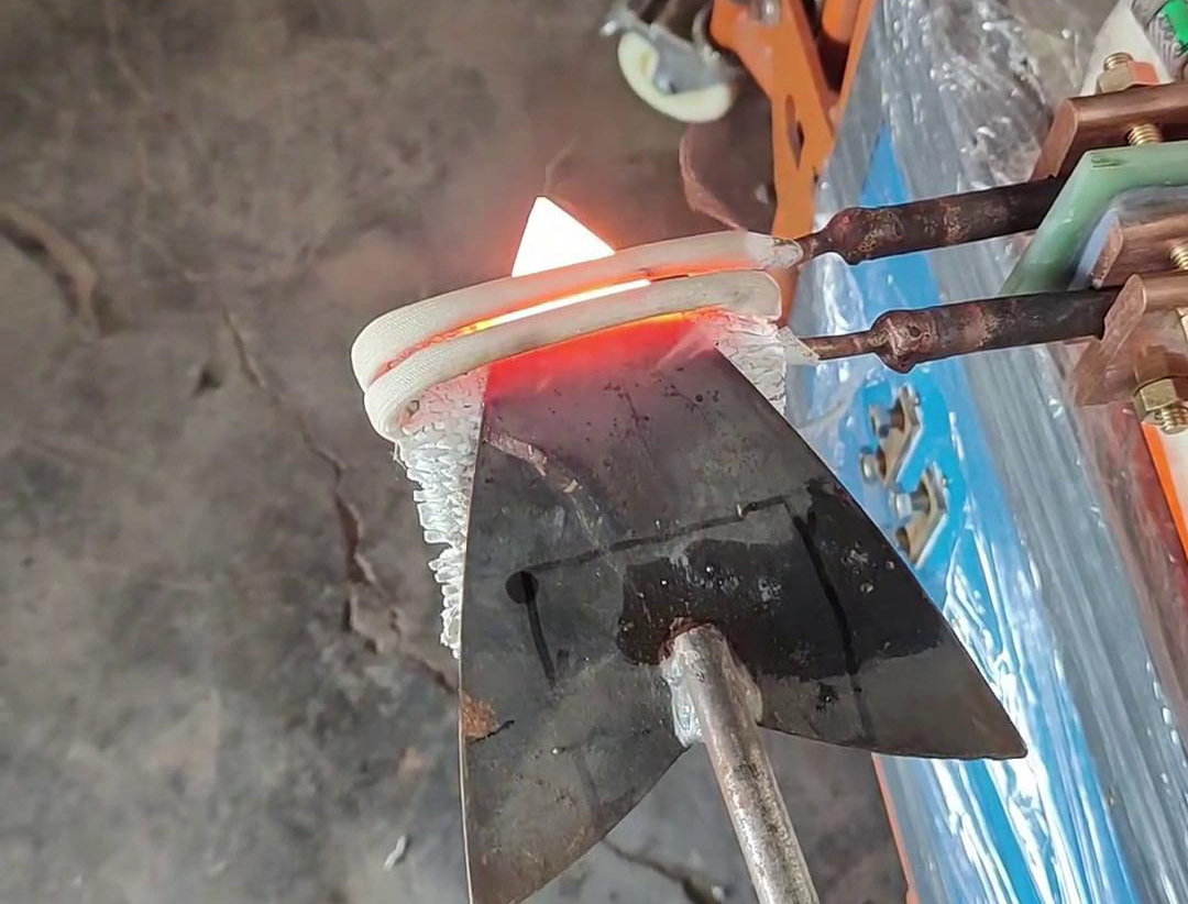 對于3mm厚的鋼鐵板加熱，選擇超高頻加熱機(jī)還是高頻加熱機(jī)，