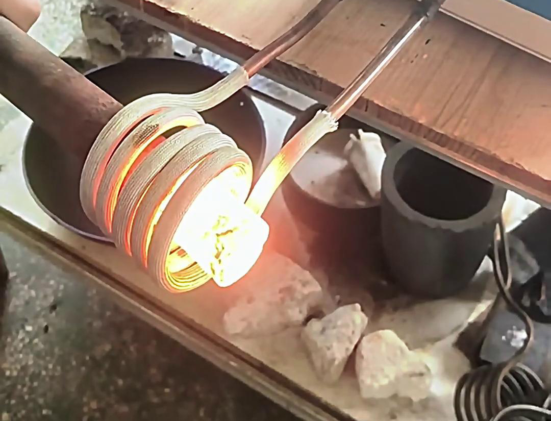 高頻機(jī)棒料加熱適用于需要快速加熱至特定溫度的應(yīng)用場景，如熱處理、熱鍛、焊接等工藝。