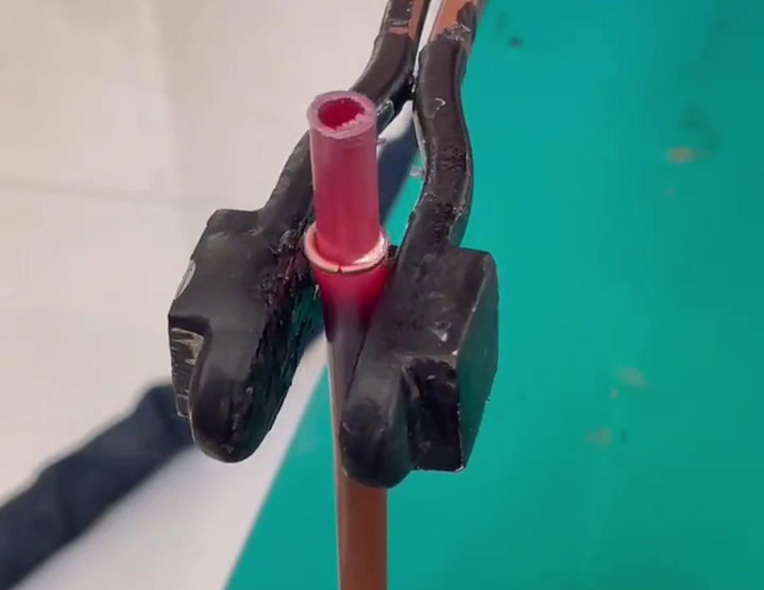 散熱器銅管對(duì)接焊用手持式高頻機(jī)，只要三秒就可以焊接完成，看一看效果如何