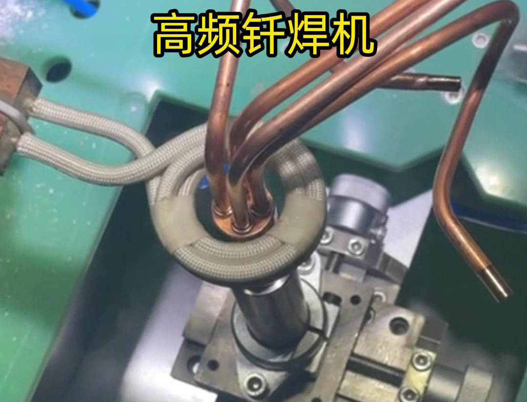 在雙工位自動(dòng)感應(yīng)釬焊設(shè)備中，每個(gè)工位都配備了獨(dú)立的感應(yīng)加熱系統(tǒng)和釬焊工具，確保兩個(gè)工位可以同時(shí)進(jìn)行焊接作業(yè)