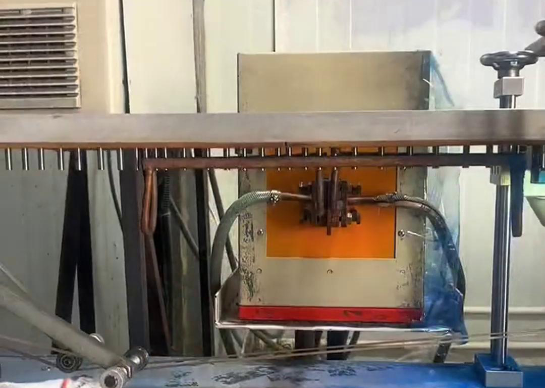 通過振動盤自動化上料到輸送帶，然后高頻電源對要加熱的工件進(jìn)行局部加熱，根據(jù)工藝要求直接經(jīng)過容器 ，讓其局部覆蓋一層涂料