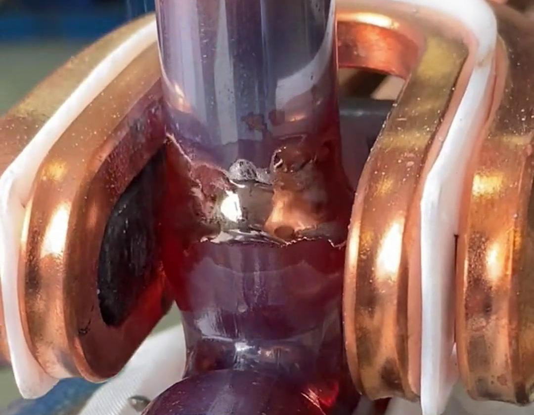 這就是手持式高頻焊機(jī)焊接銅管的效果，有了它，可以放棄大部分火焰焊接場(chǎng)合了