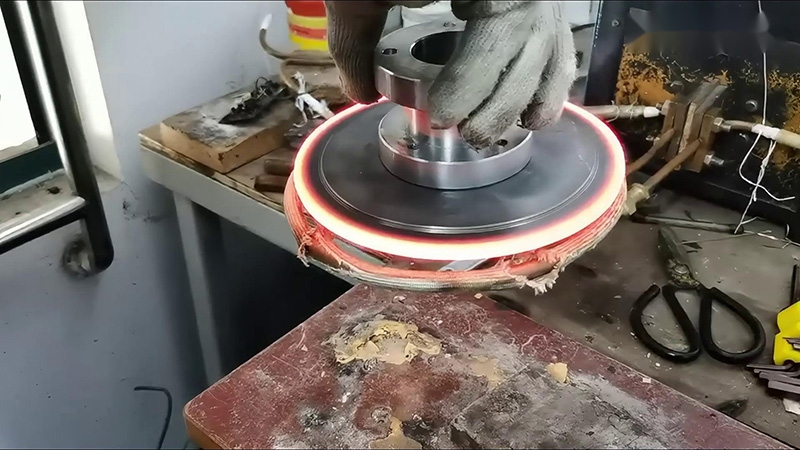 高頻退火機，通過更換線圈可以對不同規(guī)格形狀的不銹鋼工件進行退火熱處理