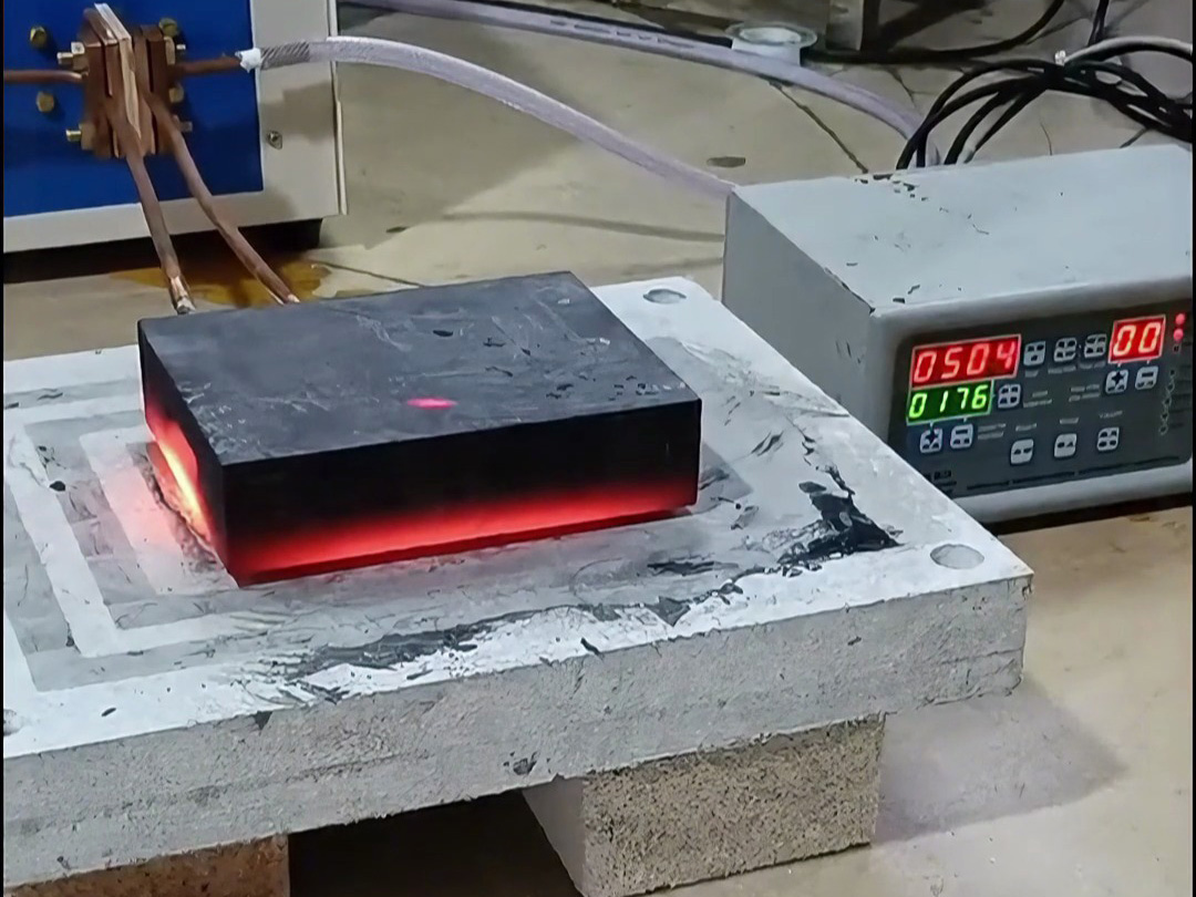 石墨模具加熱就使用高頻加熱機，導(dǎo)磁材料都可以高頻加熱
